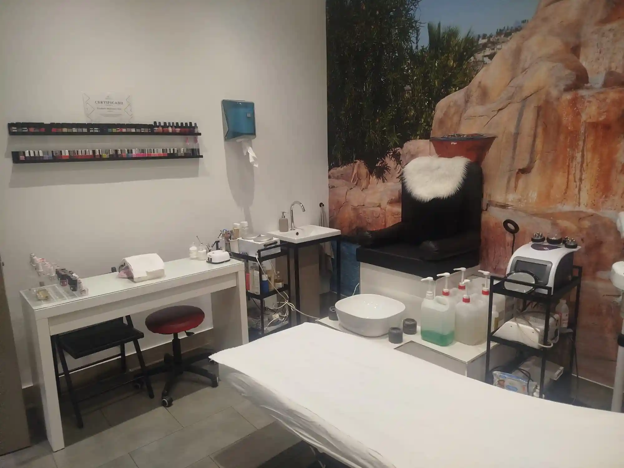 Centro de estética preparado para tratamientos faciales y corporales