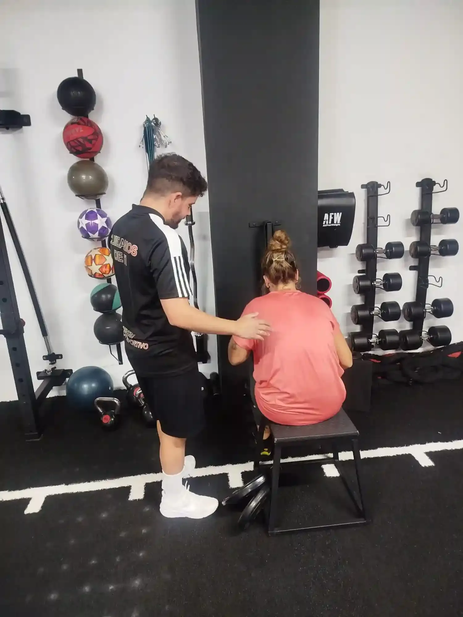 Manu guiando un ejercicio con pesa en Health & Motion
