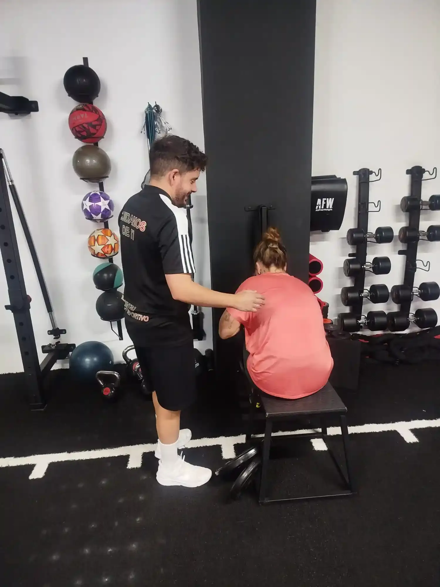 Manu durante una sesión de entrenamiento con una persona sentada