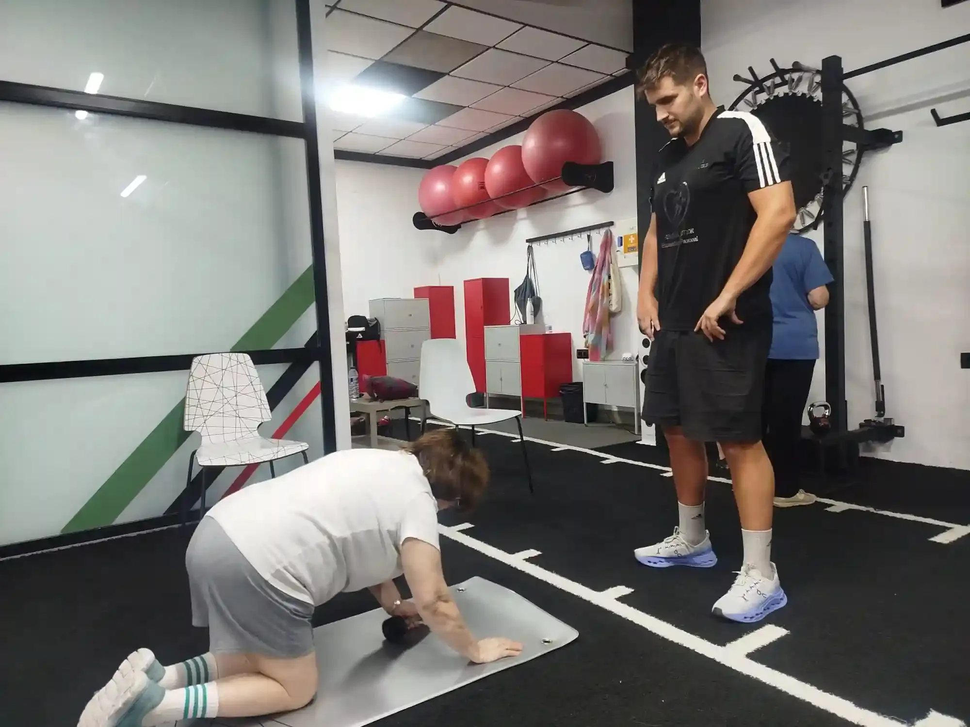 Pablo supervisando un ejercicio sobre una colchoneta en Health & Motion