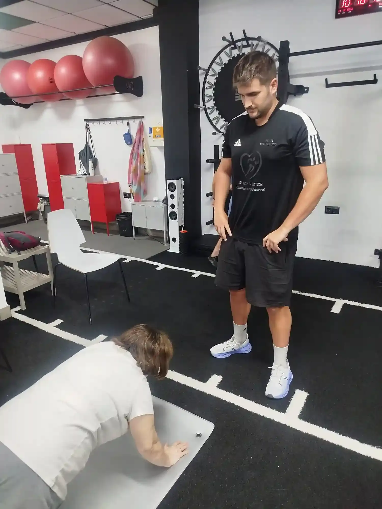Pablo acompañando un ejercicio de entrenamiento personal
