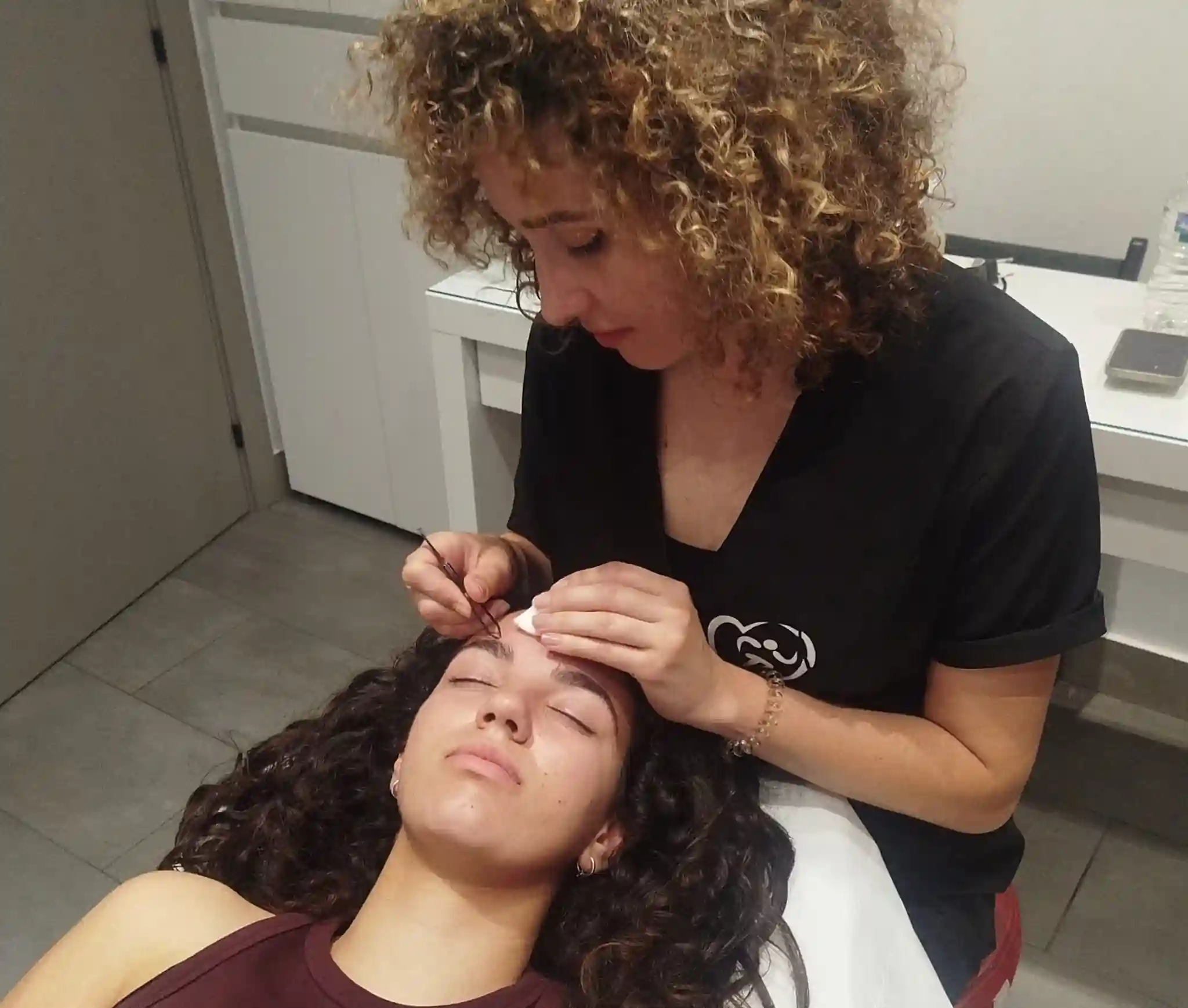 Sesión de depilación de cejas en cabina en Sanlúcar de Barrameda